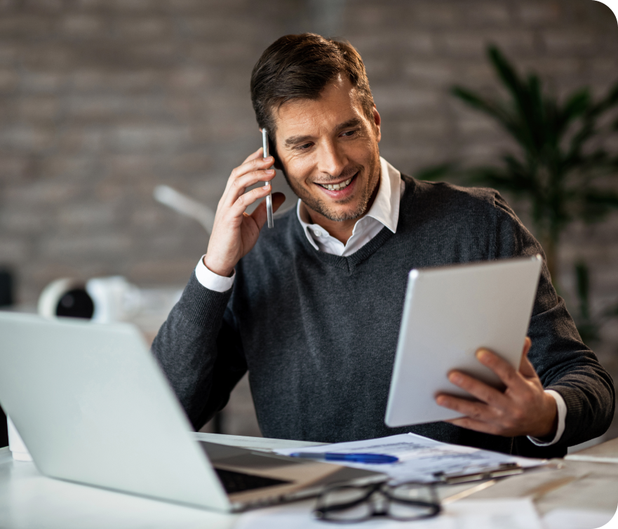 Especialista financeiro ao telefone analisando tablet