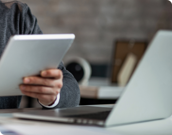 Profissional em consultoria financeira com tablet